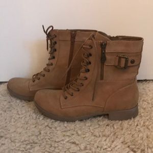 Light brown mid-rise boots